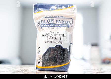 Avon, USA - 16. Juli 2022: Petite Black Linsen Organic Whole Raw Bag Makronaht von Plastikverpackungen von Shiloh Farms Stockfoto