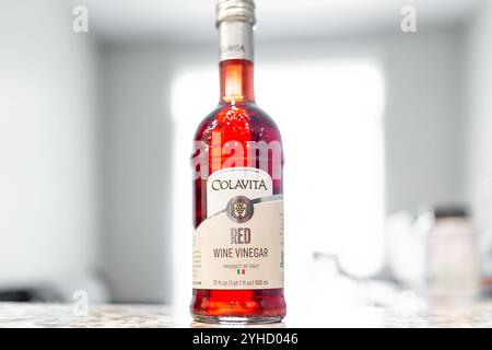 Avon, USA - 16. Juli 2022: Italienische Rotweinessig Flasche von Colavita Salatdressing Gewürznahrung Stockfoto