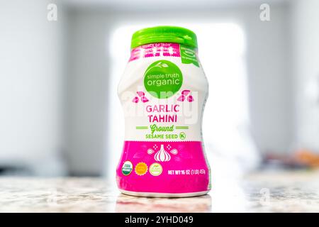 Avon, USA - 16. Juli 2022: Schild für Simple Truth Kroger, gentechnisch nicht-gvo-organischer Knoblauch-Tahini, geröstete Sesambutter mit verschwommenem Hintergrund Stockfoto