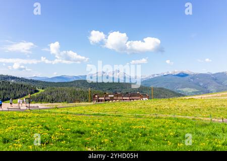Vail, USA - 11. Juli 2022: Sommer im Skigebiet durch Wanderwege in Vail, Colorado mit Berggipfeln, Wiesen mit Wildblumen Stockfoto