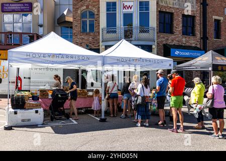 Edwards, USA - 2. Juli 2022: Leute auf dem Farmer's Market in Colorado, wo Hovey und Harrison in Schlange stehen Stockfoto