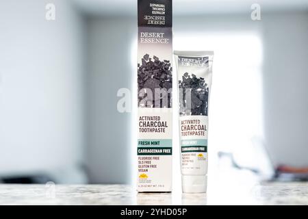 Avon, USA – 16. Juli 2022: Markenetikett für Holzkohle-Zahnpasta von Desert Essence für Box-Röhrchen Stockfoto