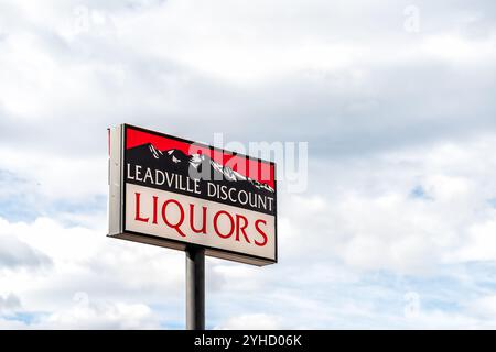 Leadville, USA - 29. September 2022: Colorado, kleine Stadt, altes Bergbaudorf mit Leadville Discount Liquors Store Schild Stockfoto