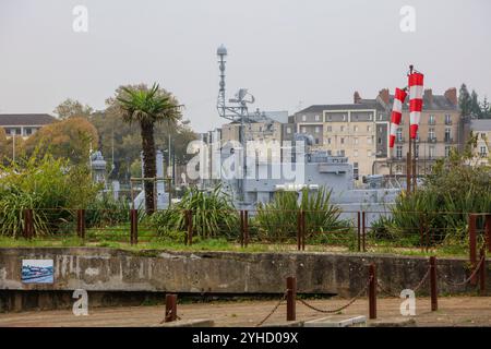 ehemaliges Kriegsschiff der französischen Marine Escorteur d Escadre Maille-Breze am Quai de la Fosse, heute Marinemuseum, gesehen von der Ile de Nantes in der Loire, Nantes, Departement Loire-Atlantique, Region Pays de la Loire, Frankreich *** ehemaliges Kriegsschiff der französischen Marine Stockfoto