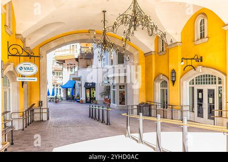 Vail, USA - 11. Juli 2022: Bogenweg mit Geländer zum Einkaufsviertel im Lionshead Place Arabelle Hotel in Vail, Colorado Stockfoto