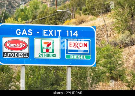 Glenwood Springs, USA - 29. September 2022: Straßenschild für Tankstellen von 7 Eleven, Exxon und Kum & Go Auto Diesel in Colorado Stockfoto