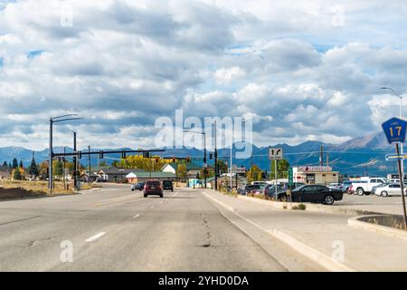 Minturn, USA - 29. September 2022: Colorado kleines Dorf mit Schild für Highway 17 in der Nähe von Leadville mit Blick auf die Berge Stockfoto