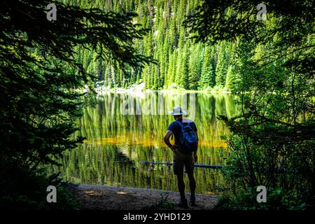 Beaver Lake Landschaft Wanderweg im Beaver Creek Skigebiet von Avon, Colorado Wasseroberfläche im Sommer in Holy Cross Wilderness, Mann stehend Stockfoto