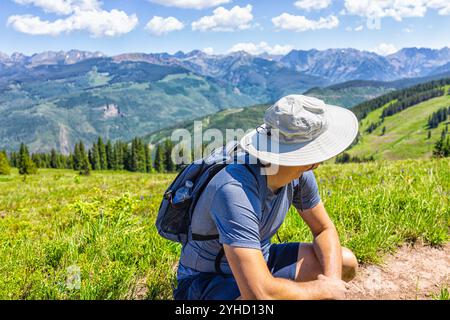 Vail Sommer im Skigebiet mit Mann auf Wanderweg in Colorado mit Blick auf die Berggipfel und den Berg des heiligen Kreuzes in der Wildnis Stockfoto