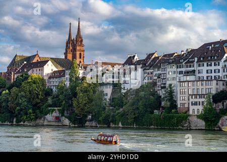 Das Basler Münster und der Rhein in Basel, Schweiz, Europa | das Basler Münster und der Rhein in Basel, Schweiz, Europa Stockfoto