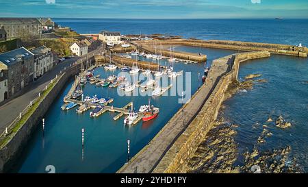 Banff Aberdeenshire Schottland Hafenmauern und der Yachthafen mit Fischerbooten und Yachten Stockfoto