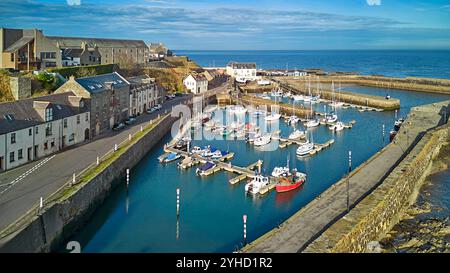 Banff Aberdeenshire Scotland beherbergt Hafenmauern und den Yachthafen mit Fischerbooten und Yachten Stockfoto