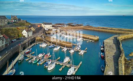 Das Banff Aberdeenshire Scotland beherbergt die Hafenmauern der Quayside Road und den Yachthafen mit Fischerbooten und Yachten Stockfoto