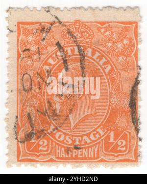 AUSTRALIEN — 08. November 1923: Ein orangener 1½ Pence Briefmarke mit Porträt von König Georg V. (Georg Friedrich Ernst Albert) war vom 6. Mai 1910 bis zu seinem Tod 1936 König des Vereinigten Königreichs und der britischen Dominions und Kaiser von Indien. George wurde während der Regierungszeit seiner Großmutter Queen Victoria geboren und war der zweite Sohn von Albert Edward, Prince of Wales, und war Dritter in der Nachfolge auf den britischen Thron hinter seinem Vater und seinem älteren Bruder, Prinz Albert Victor Stockfoto