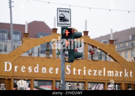 Dresden, Deutschland. November 2024. Vor dem 590. Dresdner Striezelmarkt an der Wilsdruffer Straße, der derzeit eingerichtet wird, ist eine Fußgängerampel rot. Quelle: Sebastian Kahnert/dpa/Alamy Live News Stockfoto