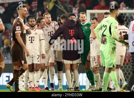 HAMBURG – 09. NOVEMBER: Spieler des FC Bayern München feiern den Sieg nach dem Bundesliga-Spiel zwischen dem FC St. Pauli 1910 und dem FC Bayern München am 09. November 2024 im Millerntor Stadion in Hamburg. © diebilderwelt / Alamy Stock Stockfoto