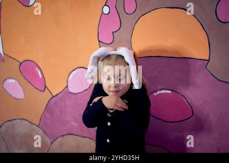 Das kleine Mädchen spielt als Hase in einer Schauspielklasse, außerschulische Aktivitäten Stockfoto