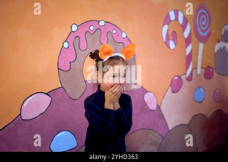 Ein kleines Mädchen spielt Fuchs in einer Schauspielklasse, außerschulische Aktivitäten Stockfoto