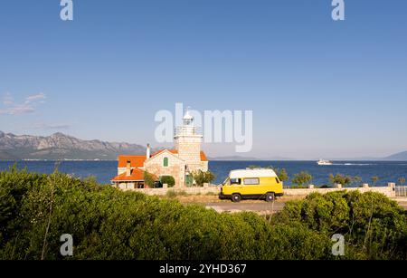 Gelber Retro-Wohnmobil parkt in der Nähe des Leuchtturms Sucuraj auf der Insel Hvar, Kroatien Stockfoto