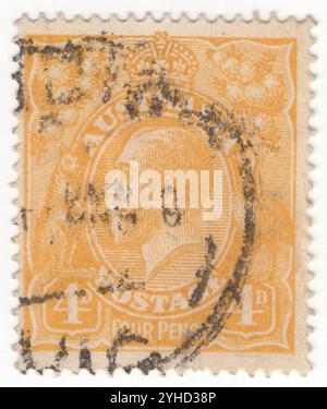 AUSTRALIEN — 1915: 4 Pence gelbe Briefmarke mit Porträt von König Georg V. (Georg Friedrich Ernst Albert) war vom 6. Mai 1910 bis zu seinem Tod 1936 König des Vereinigten Königreichs und der britischen Dominions und Kaiser von Indien. George wurde während der Regierungszeit seiner Großmutter Queen Victoria geboren und war der zweite Sohn von Albert Edward, Prince of Wales, und war Dritter in der Nachfolge auf den britischen Thron hinter seinem Vater und seinem älteren Bruder, Prinz Albert Victor Stockfoto