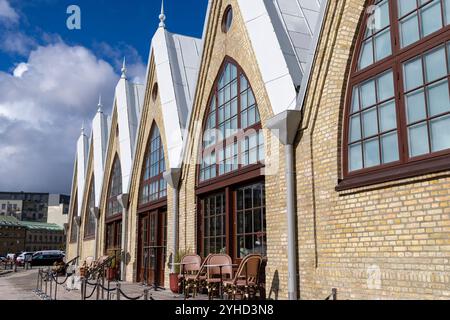Die Fischkirche Feskekôrka wurde 2024 nach Renovierungsarbeiten wieder eröffnet, um eine Reihe von Speisen und Restaurants in der Fischmarkthalle in Göteborg, Schweden, anzubieten Stockfoto
