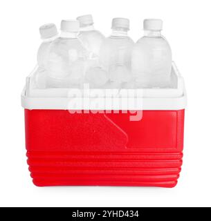 Viele Flaschen Wasser in Kühlbox isoliert auf weiß Stockfoto
