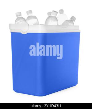 Viele Flaschen Wasser in Kühlbox isoliert auf weiß Stockfoto