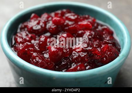 Leckere Preiselbeersauce in Schüssel auf dem Tisch, Nahaufnahme Stockfoto