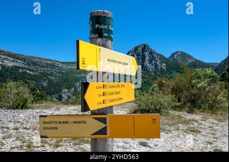 Wandermarke an der Pointe de Sublime an der Schlucht des Verdon, der Schlucht des Flusses Verdon, gilt als einer der größten Schluchten Europas. Stockfoto