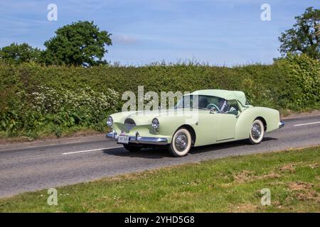 1954 50er Jahre Green Kaiser Darrin 161, ein zweitüriger Roadster. Kaiser Motors amerikanischer Sportwagen mit 2600 ccm Benzinmotor mit Glasfasergehäuse und Schiebetüren; Reise in Knutsford Cheshire, Großbritannien Stockfoto