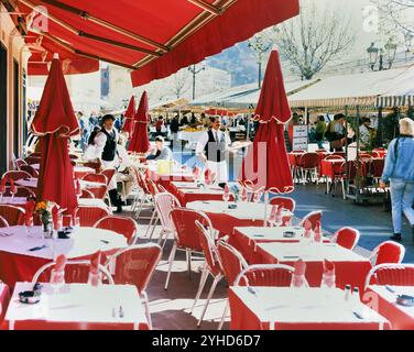 Sonnige Terrassen der Bars und Restaurants rund um den Markt Cours Saleya in Nizza, Departement Alpes-Maritimes an der französischen Riviera, Frankreich Stockfoto