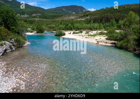 Der Fluss Verdon verlässt die Schlucht du Verdon, eine der größten Schluchten Europas, in Richtung ofd Castellance, Frankreich Stockfoto