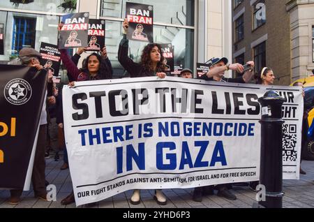 London, Großbritannien. November 2024. Israelische Anhänger halten ein Banner, in dem behauptet wird, es gebe keinen Völkermord in Gaza während eines Protests an der London School of Economics, LSE, während Francesca Albanese, Sonderberichterstatterin der Vereinten Nationen für die besetzten palästinensischen Gebiete, einen Vortrag hält. Quelle: Vuk Valcic/Alamy Live News Stockfoto