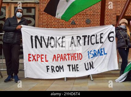 London, Großbritannien. November 2024. Palästinensische Anhänger halten ein Banner, das die Ausweisung Israels aus der UNO fordert, während Francesca Albanese, Sonderberichterstatterin der Vereinten Nationen für die besetzten palästinensischen Gebiete, einen Vortrag an der London School of Economics, LSE hält. Quelle: Vuk Valcic/Alamy Live News Stockfoto