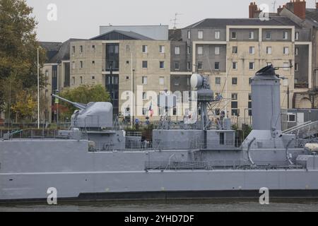 Ehemaliges Kriegsschiff der französischen Marine Escorteur d’Escadre Maille-Breze am Quai de la Fosse, heute Marinemuseum, von der Ile de Nantes in der Loi aus gesehen Stockfoto