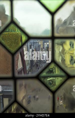 Rouen, Frankreich, 30. August 2018: Blick auf die Stadtstraße durch das alte Fenster auf dem Uhrturm (Gros-Horloge). Rouen, Normandie, Frankreich, Europa Stockfoto