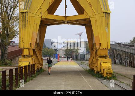 Gelber Kran, ehemalige Werft der Chantiers d'Atlantique an der Ile de Nantes in der Loire, Nantes, Departement Loire-Atlantique, Pays de la Loire r Stockfoto