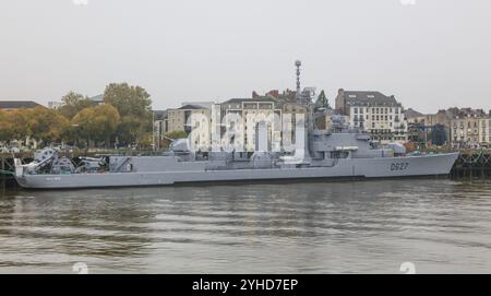 Ehemaliges Kriegsschiff der französischen Marine Escorteur d’Escadre Maille-Breze am Quai de la Fosse, heute Marinemuseum, von der Ile de Nantes in der Loi aus gesehen Stockfoto
