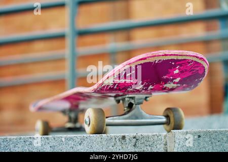 Benutzte Skateboard in der City Street, Nahaufnahme. Freizeitaktivität und Extremsportkonzept Stockfoto