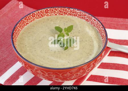 Schwäbische Küche, Alblinsen Kastaniensuppe, gesund, vegetarisch, regional, Suppe in einer Schüssel mit Kräutern, Hausmannskost, typisch schwäbisch, traditionell Stockfoto