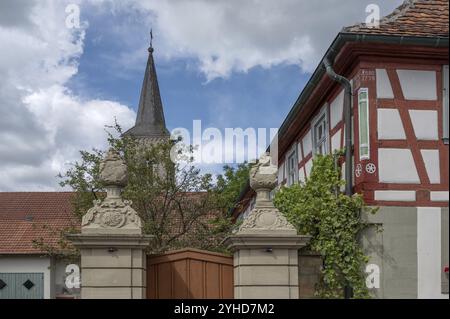 Vase Herzstücke an einem Hoftor, 1774, hinter dem Turm der Pfarrkirche St. Johannes des Täufers, Huettenheim, Unterfranken, Bayern, Ger Stockfoto