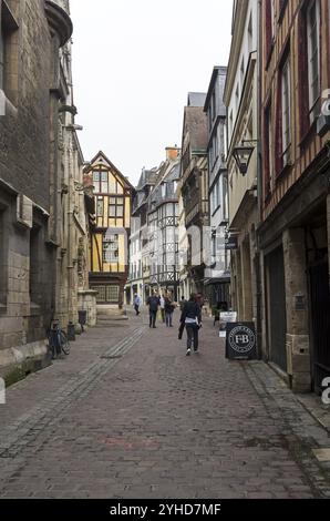 Rouen, Frankreich, 30. August 2018: Alte Häuser im touristischen Zentrum von Rouen, erbaut im traditionellen normannischen Stil, Europa Stockfoto