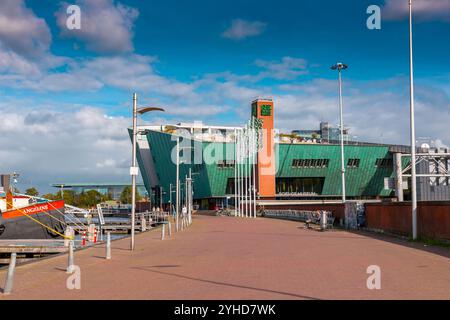 Amsterdam, NL - 11. Okt 2021: DAS NEMO Science Museum ist ein Wissenschaftszentrum in Amsterdam, NL. Es umfasst fünf Stockwerke mit praktischen Wissenschaftsausstellungen und ist Stockfoto