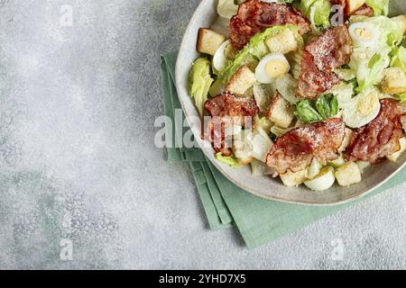 Caesar Salat mit gebratenem Speck, Wachteleiern, hausgemacht, keine Leute Stockfoto