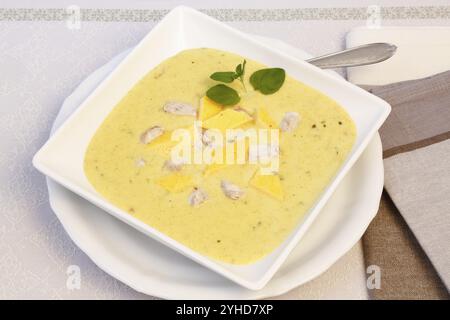 Schwäbische Küche, Hirnsuppe mit Eiergarnitur, Innereien, Kalbhirn, regional, Suppe in einer Schüssel serviert, Hausmannskost, typisch schwäbische, traditionelle Küche Stockfoto