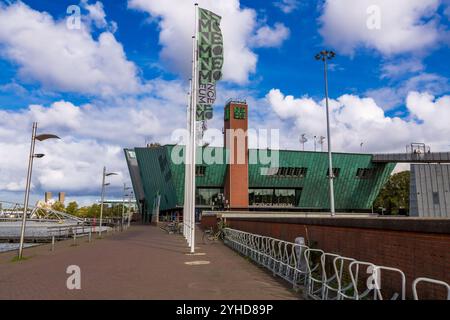 Amsterdam, NL - 11. Okt 2021: DAS NEMO Science Museum ist ein Wissenschaftszentrum in Amsterdam, NL. Es umfasst fünf Stockwerke mit praktischen Wissenschaftsausstellungen und ist Stockfoto