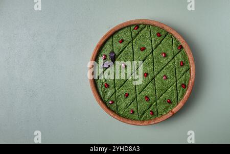 Spinat Pkhali, Ketsi, Snack, georgische Küche, Isolate, Granatapfelsamen, selbstgemacht, keine Leute Stockfoto