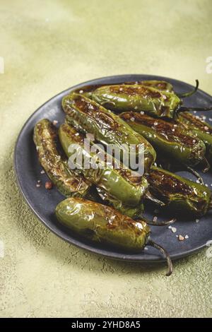 Gebratener Padron-Pfeffer, in einer Pfanne, mit Olivenöl und Meersalz, hausgemacht, keine Leute Stockfoto