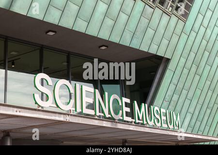 Amsterdam, NL - 11. Okt 2021: DAS NEMO Science Museum ist ein Wissenschaftszentrum in Amsterdam, NL. Es umfasst fünf Stockwerke mit praktischen Wissenschaftsausstellungen und ist Stockfoto