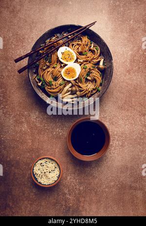 Buchweizennudeln, Soba, mit Shimeji-Pilzen, gekochtem Ei, grünen Zwiebeln, sesamsamen, hausgemacht, keine Leute Stockfoto
